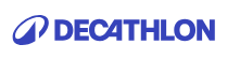 Logotipo de Decathlon en azul con emblema estilizado y texto en mayúsculas en negrita.