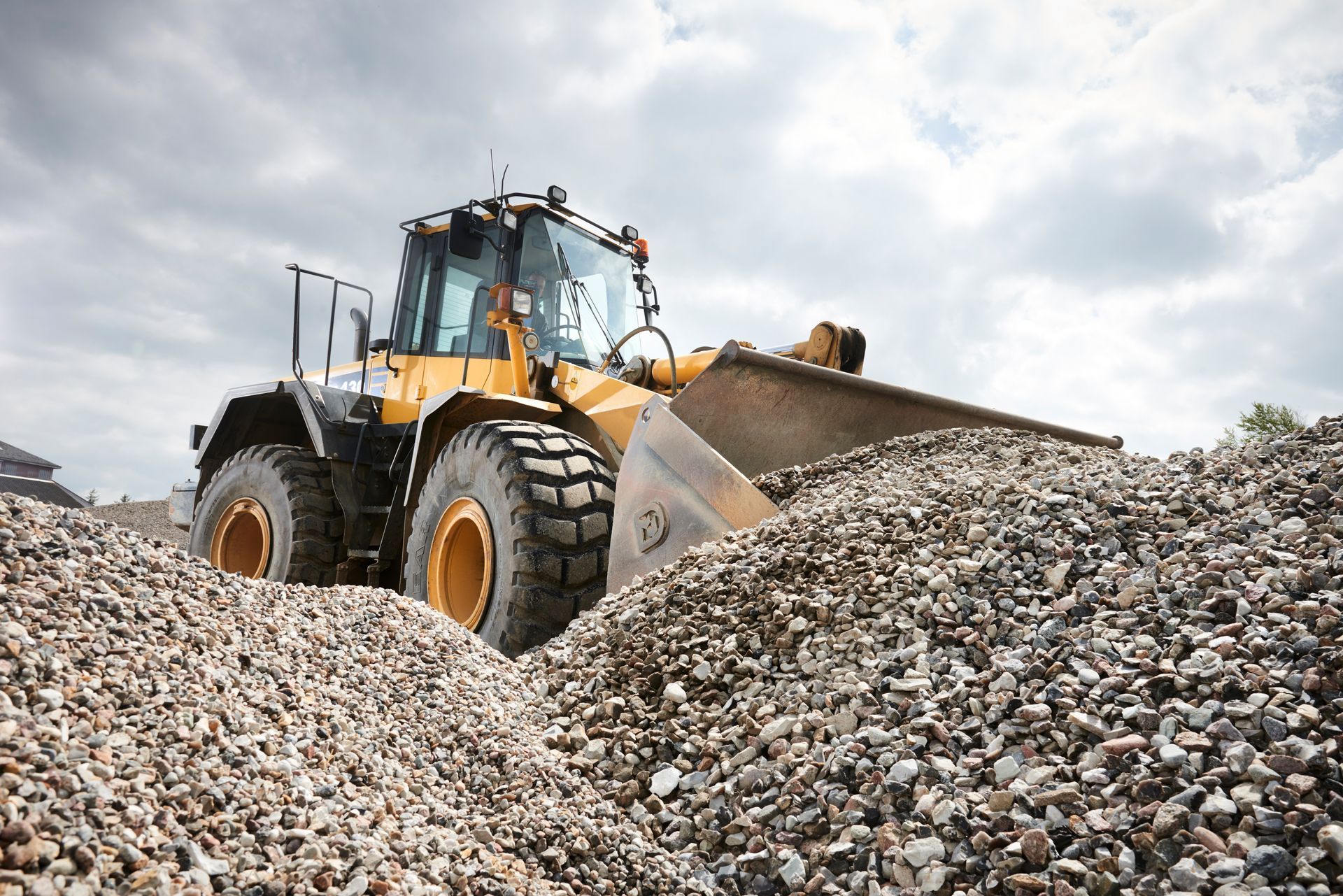 Professional sand and gravel screen supplier handling aggregate materials with wheel loader.