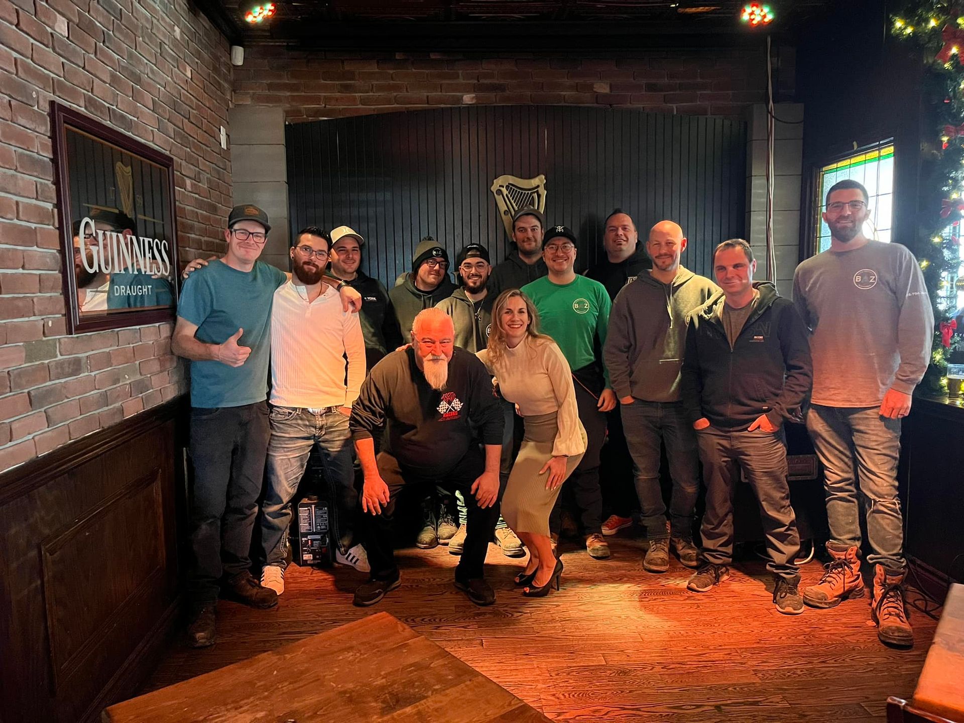 Un groupe de personnes pose pour une photo dans un bar.