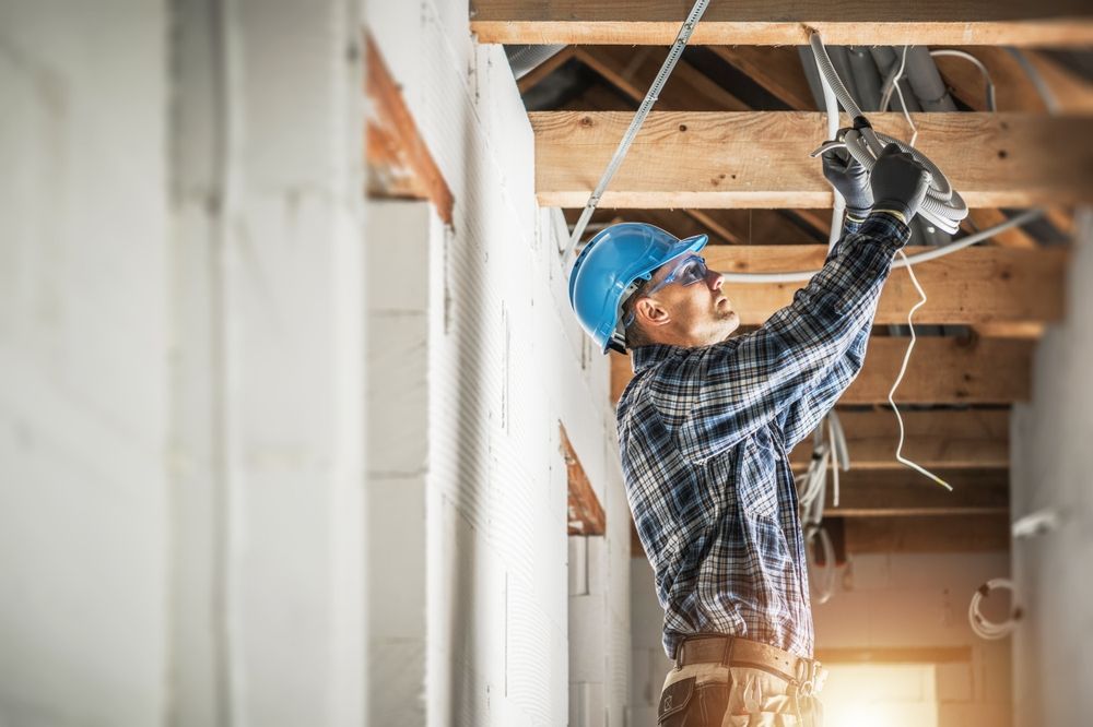 Un homme travaille sur le plafond d'un immeuble.