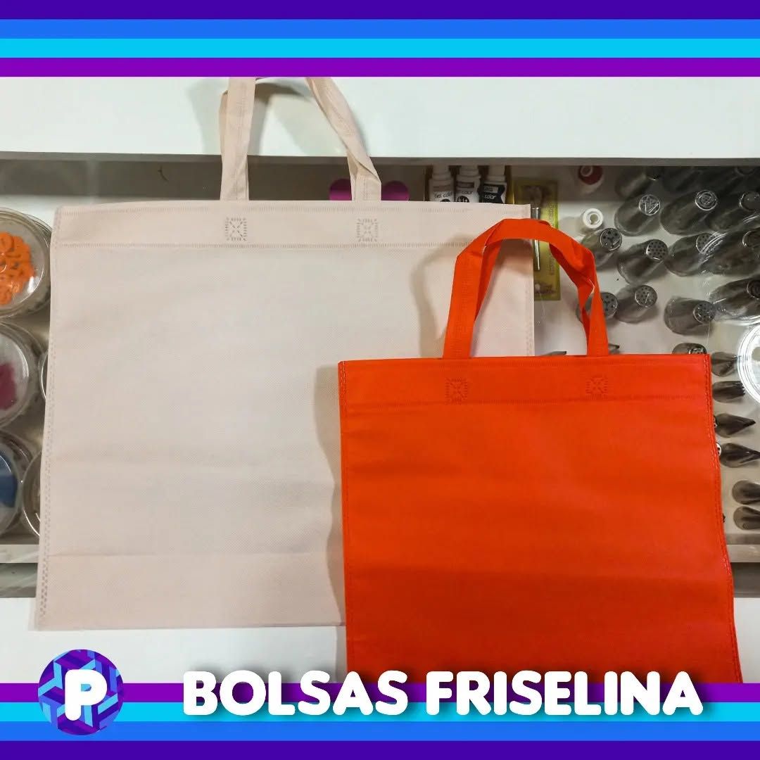 Dos bolsas tote reutilizables, una beige y otra naranja, sobre el fondo de una estantería de tienda.