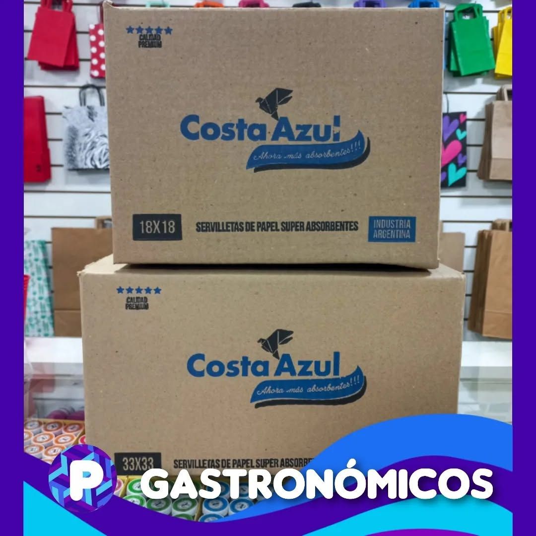Cajas de cartón de Costa Azul apiladas en un expositor de tienda, con un cartel azul de «Gastronómicos» en la parte inferior.