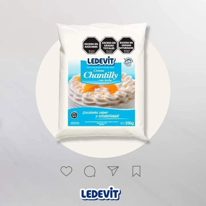 Bolsa blanca de preparado para nata montada LeDevit Chantilly sobre un fondo claro, con el logotipo debajo