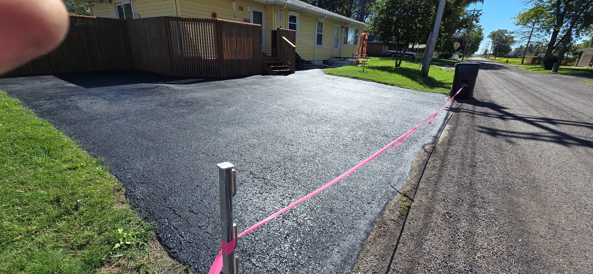 Sealcoating a driveway  with Deco Bio-blacktop Sealer