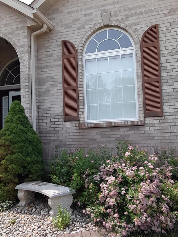 Clean Brick Siding: No Paint Oxidation
