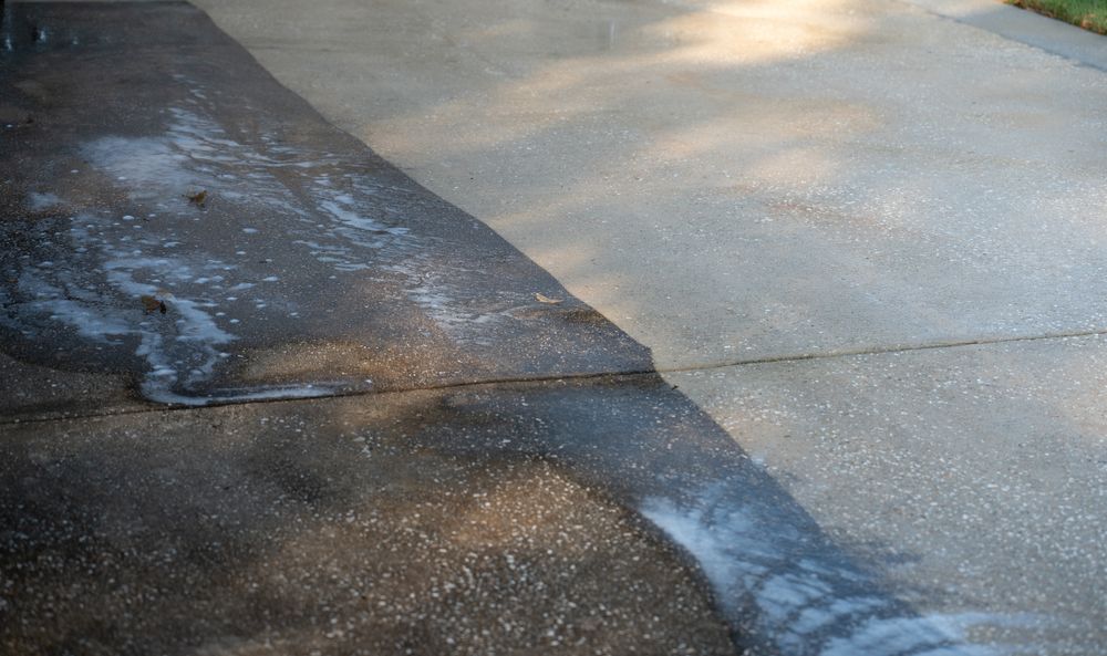 Before: Dirty and grimy concrete driveway
After: Clean Concrete Driveway