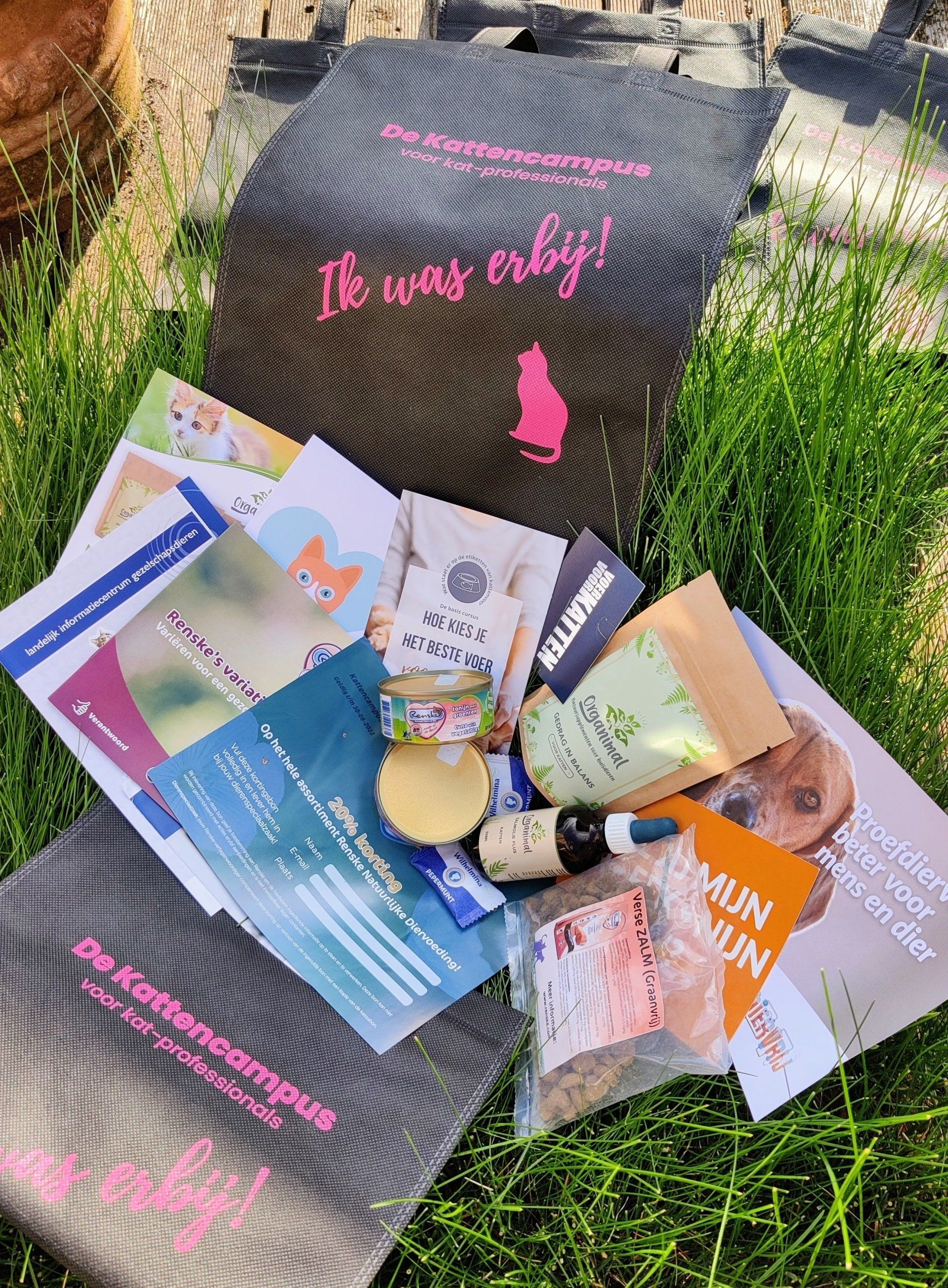 tas met opschrift De kattencampus voor kat-professionals ik was erbij met sponsorinhoud Renske Organimal VoerVoorKatten Proefdiervrij etc