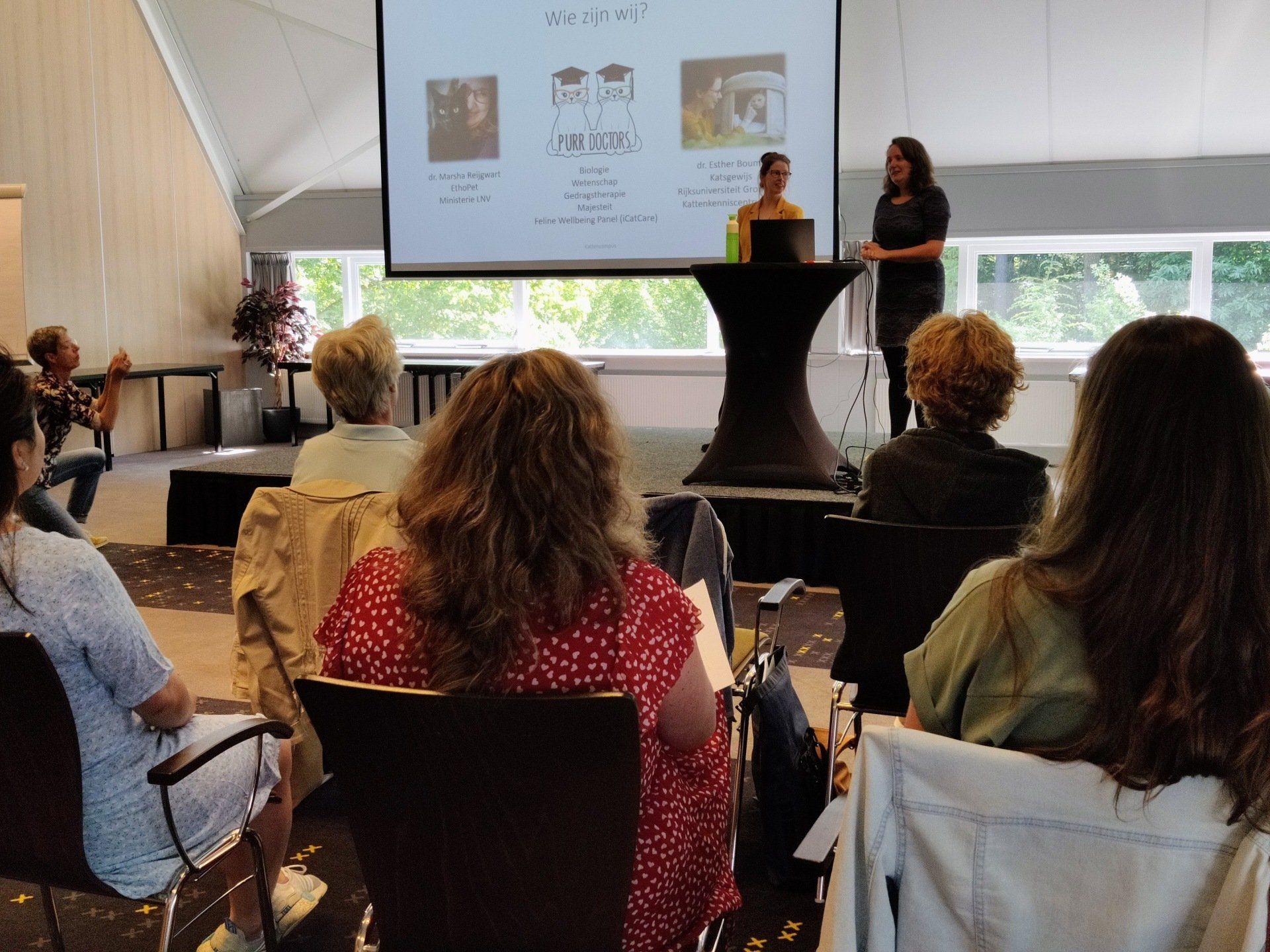 dr Esther Bouma en dr Marsha Reijgwart presenteren zich aan deelnemers kattencampus