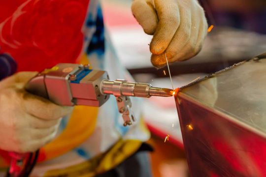 attrezzi per tagliare i metalli