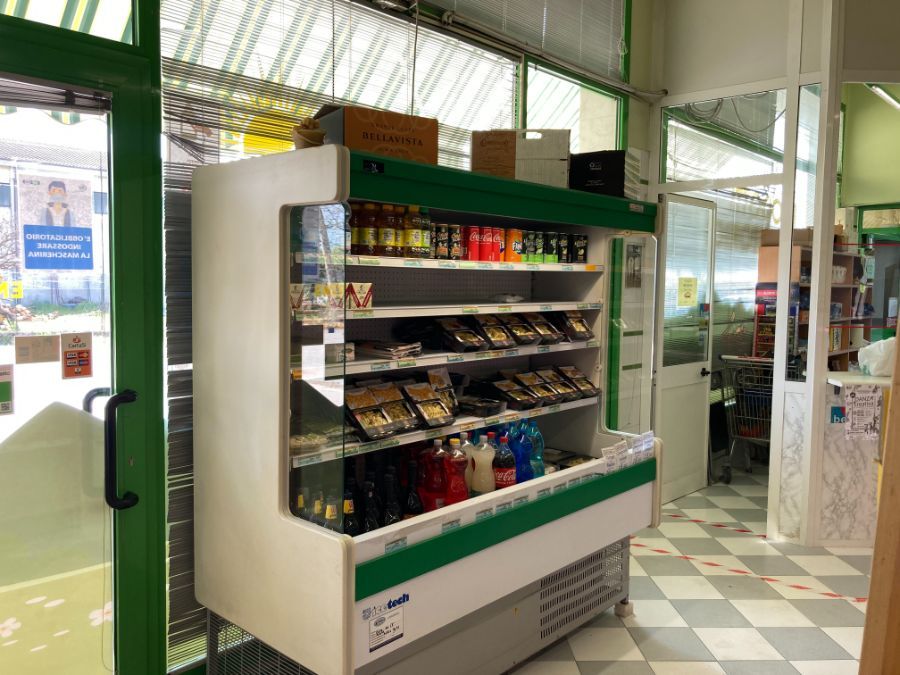 Banco frigo con salumi