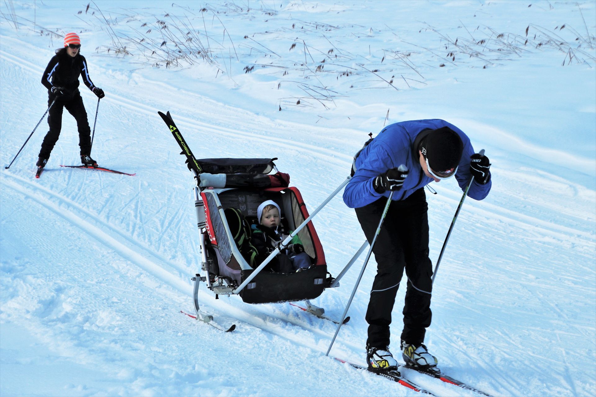 Les Gets is a strong option for families who want a traditional village feel rather than a purpose-built high-rise resort. It sits within the Portes du Soleil ski area and is often loved by families because it feels welcoming, manageable and charming.
For young children, Les Gets has children’s group ski lessons from age three to four, lessons for children aged five to twelve, teenager and adult classes, and options such as lunch and day care through Club P’tits Montagnys.
Les Gets is especially good for families who value atmosphere and ease. It is not the highest resort, so it is worth thinking carefully about travel dates, but for the right week it can be an excellent first family ski holiday.