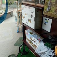 Un metal detector è posizionato sopra uno scaffale di legno in un negozio.