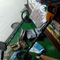 Un metal detector è posizionato sopra un tavolo verde.