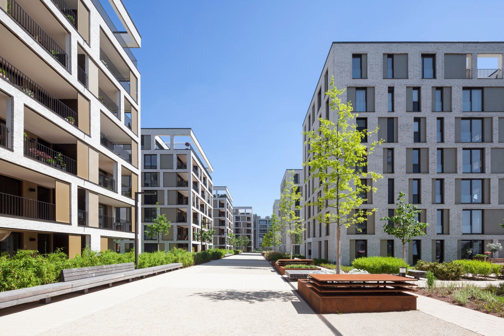 Une rangée d'immeubles d'appartements sont alignés les uns à côté des autres dans un quartier résidentiel.