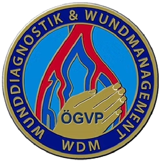 Kreisförmiges Logo von WDM und ÖGVP mit blauen, roten und goldenen Händen, die eine Flamme halten