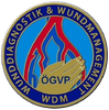 Kreisförmiges Logo von WDM und ÖGVP mit blauen, roten und goldenen Händen, die eine Flamme halten