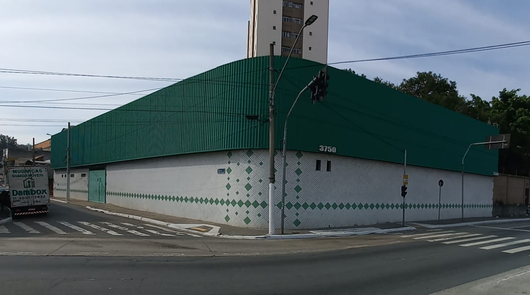 Salão verde e branco de esquina com avenida