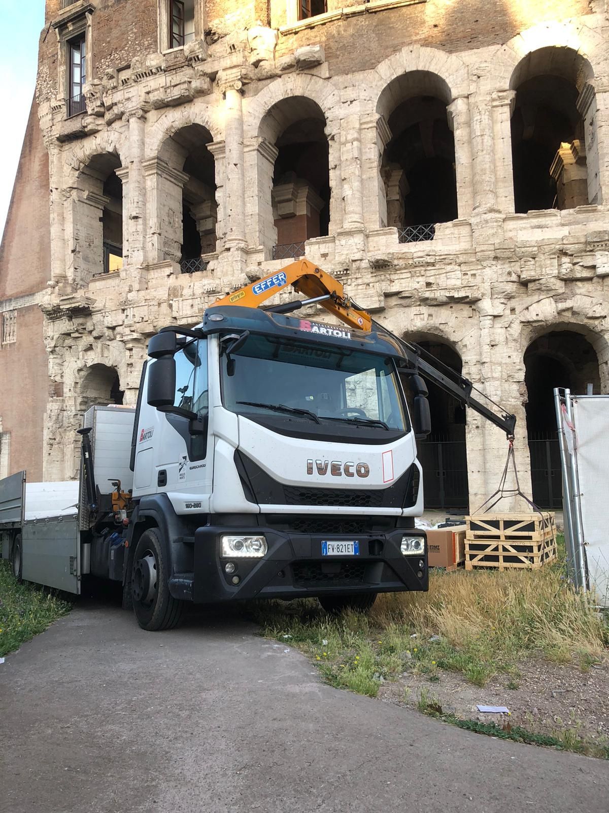 Ingresso della cattedrale in pietra con impalcature e materiali da costruzione sotto un cielo azzurro