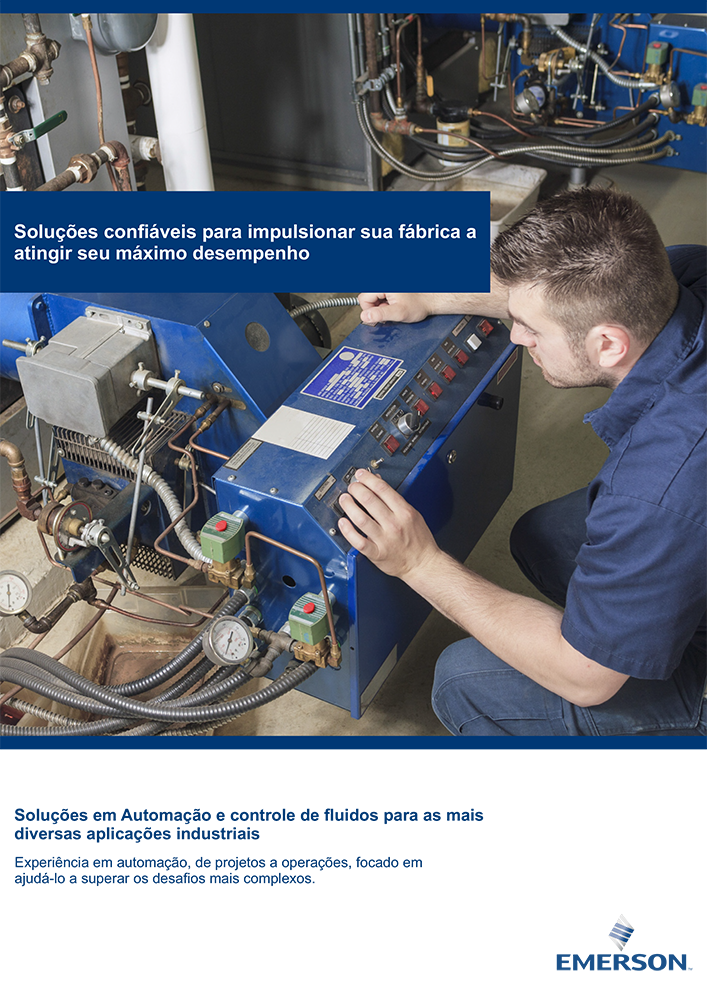 Técnico inspecionando equipamentos industriais com um laptop em uma fábrica; a marca Emerson está visível.