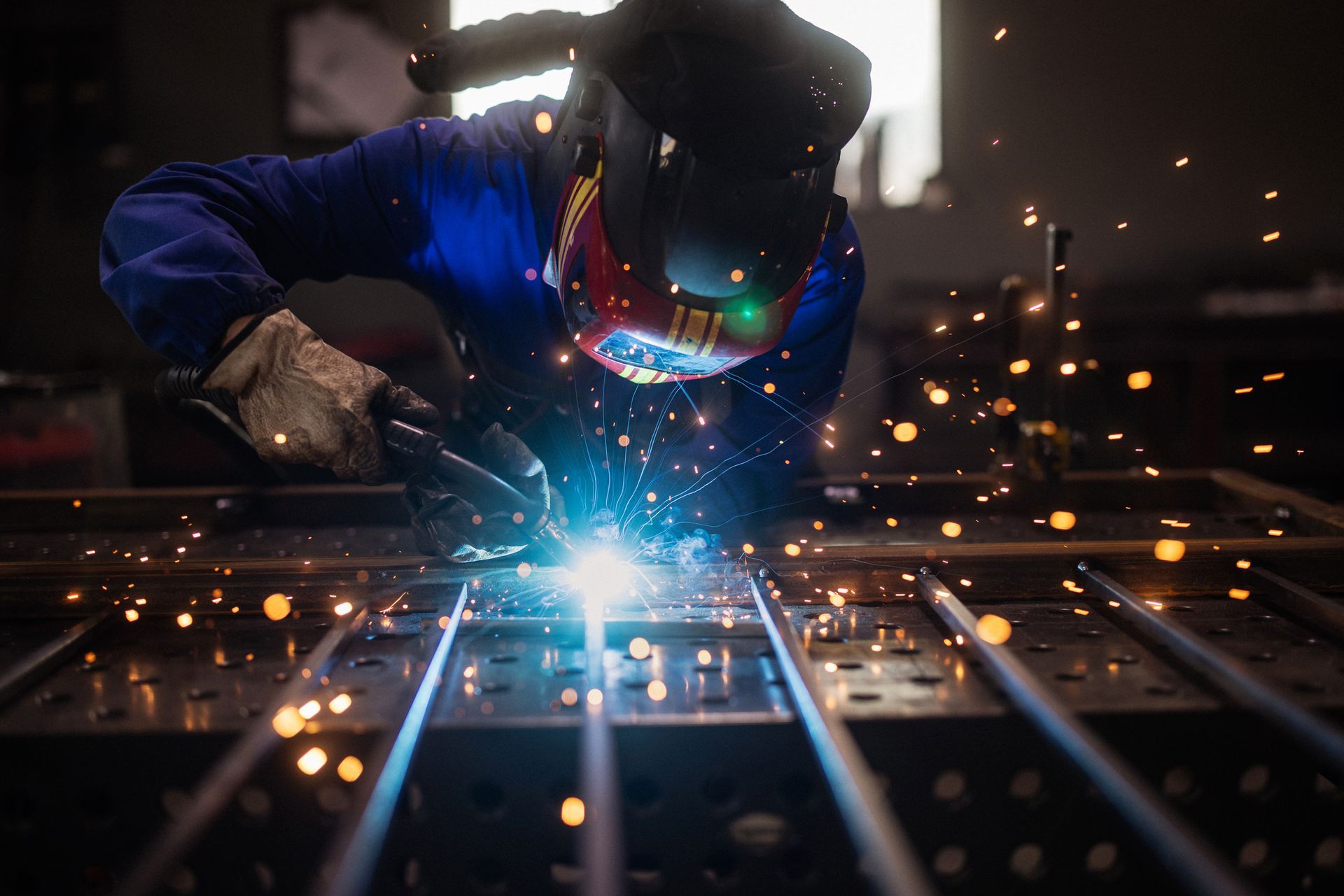 profissional trabalhando em um ambiente de metalúrgica
