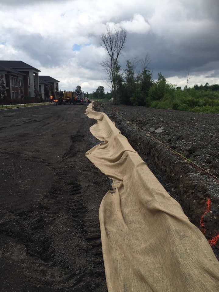 Un gros morceau de toile de jute est posé au bord d’une route.