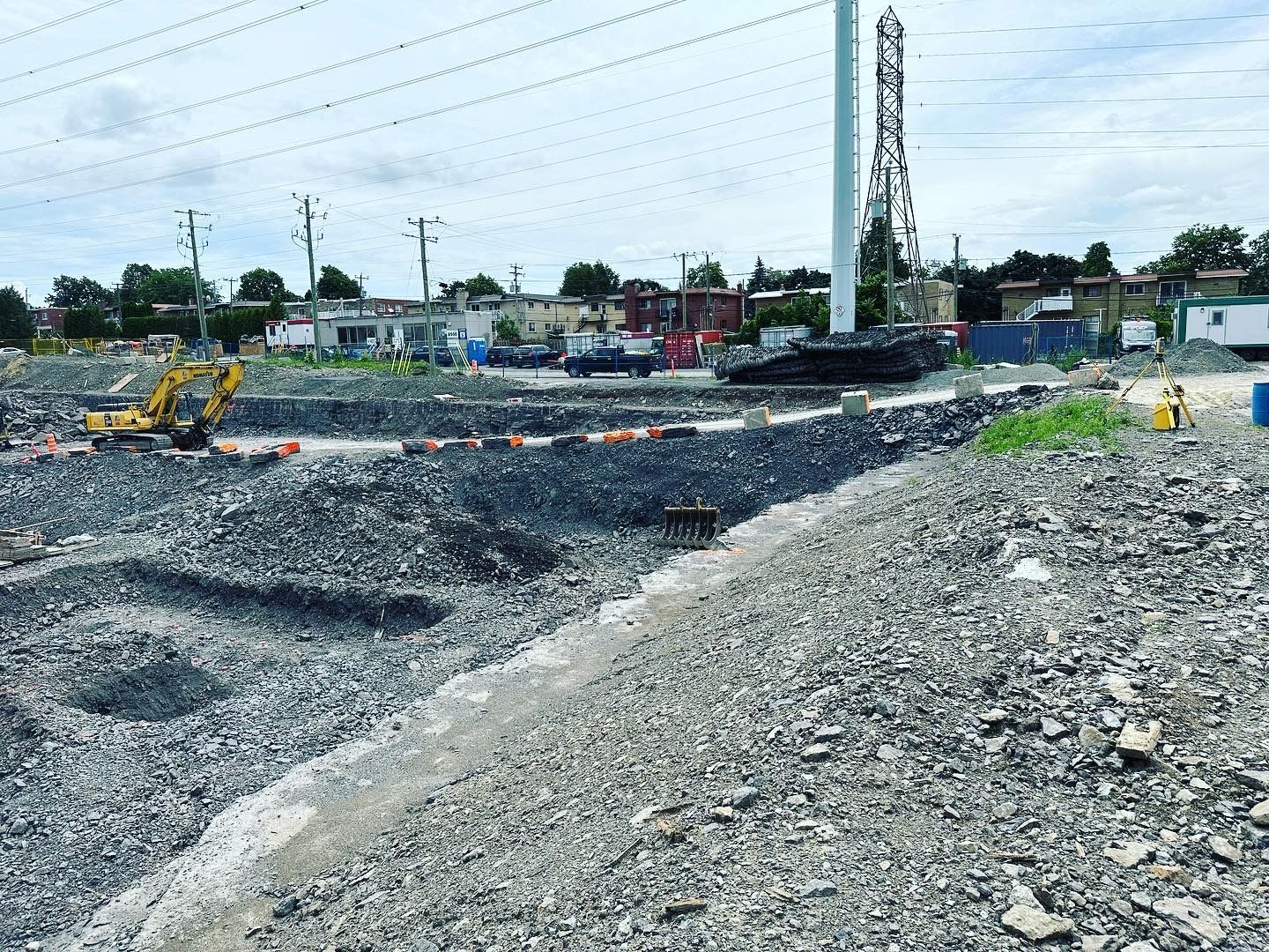 Un gros tas de gravier se trouve au milieu d’un chantier de construction.