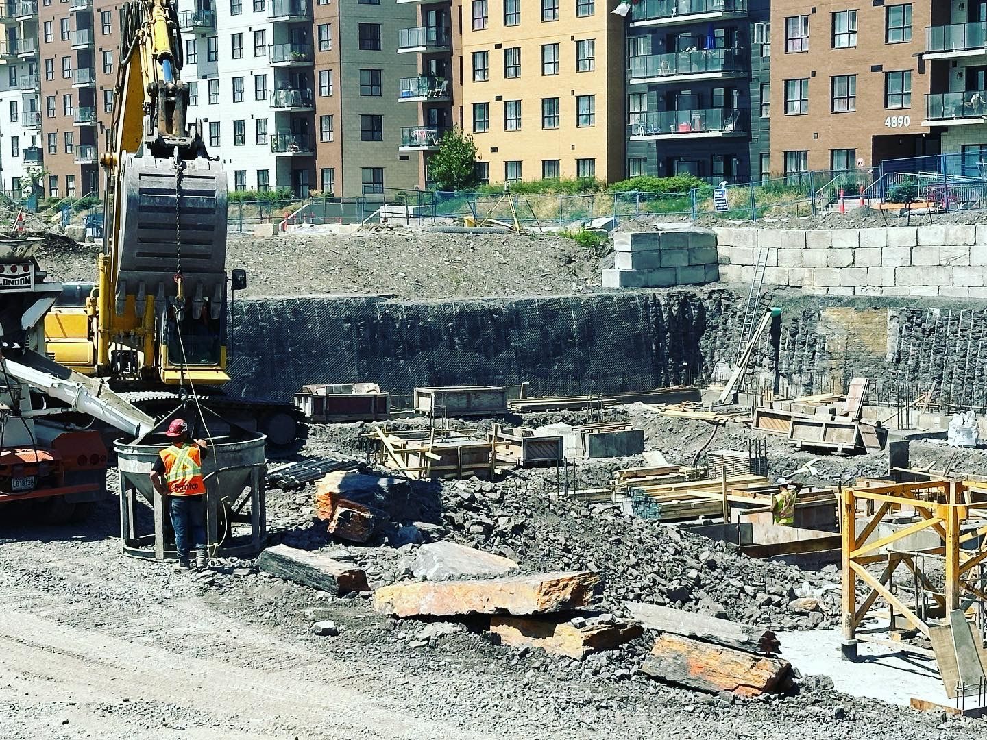 Un chantier de construction avec un bulldozer et une bétonnière.