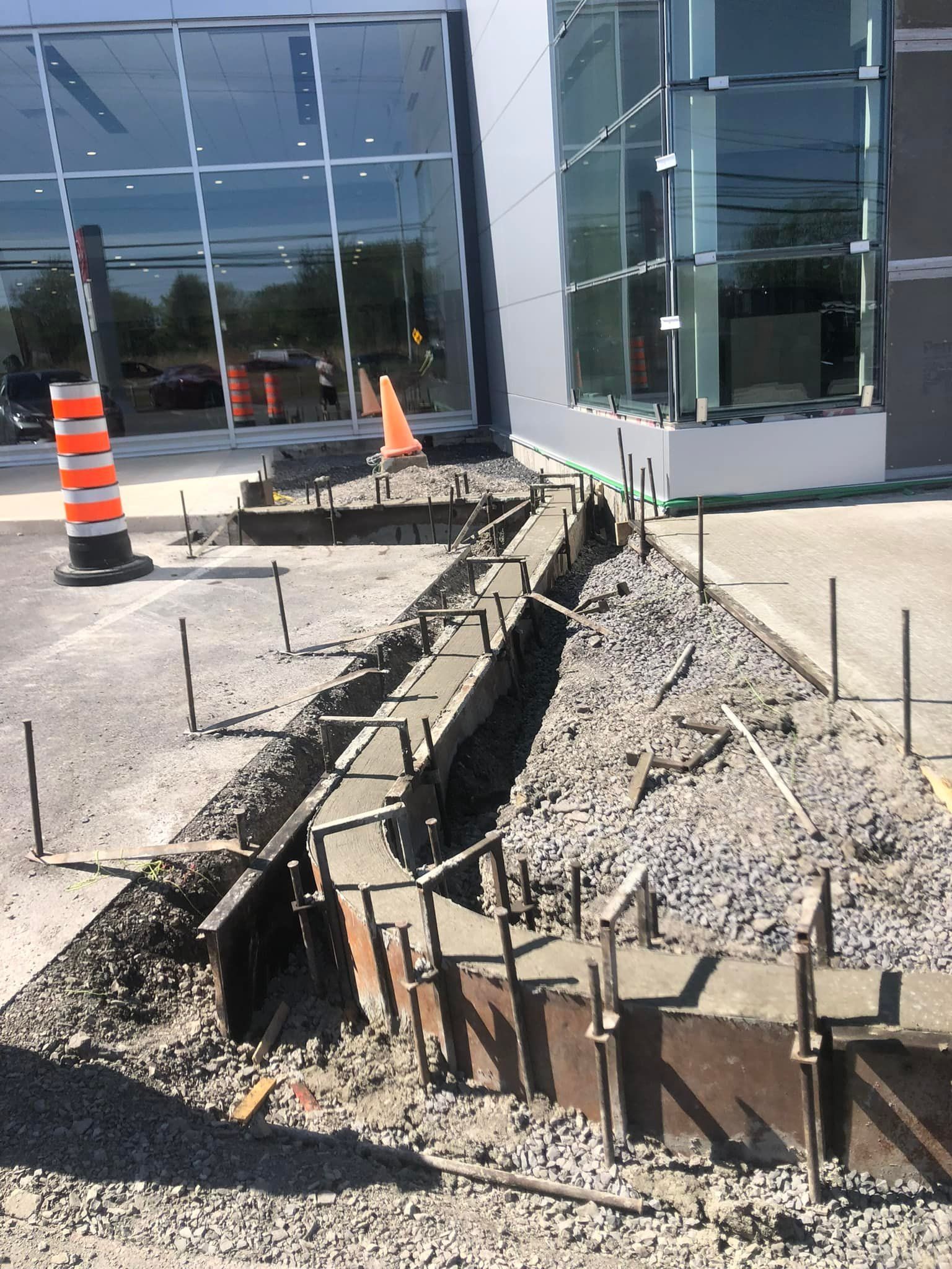 Un chantier de construction avec un grand bâtiment en arrière-plan