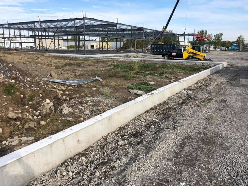 Un chantier de construction avec un camion et une grue en arrière-plan.