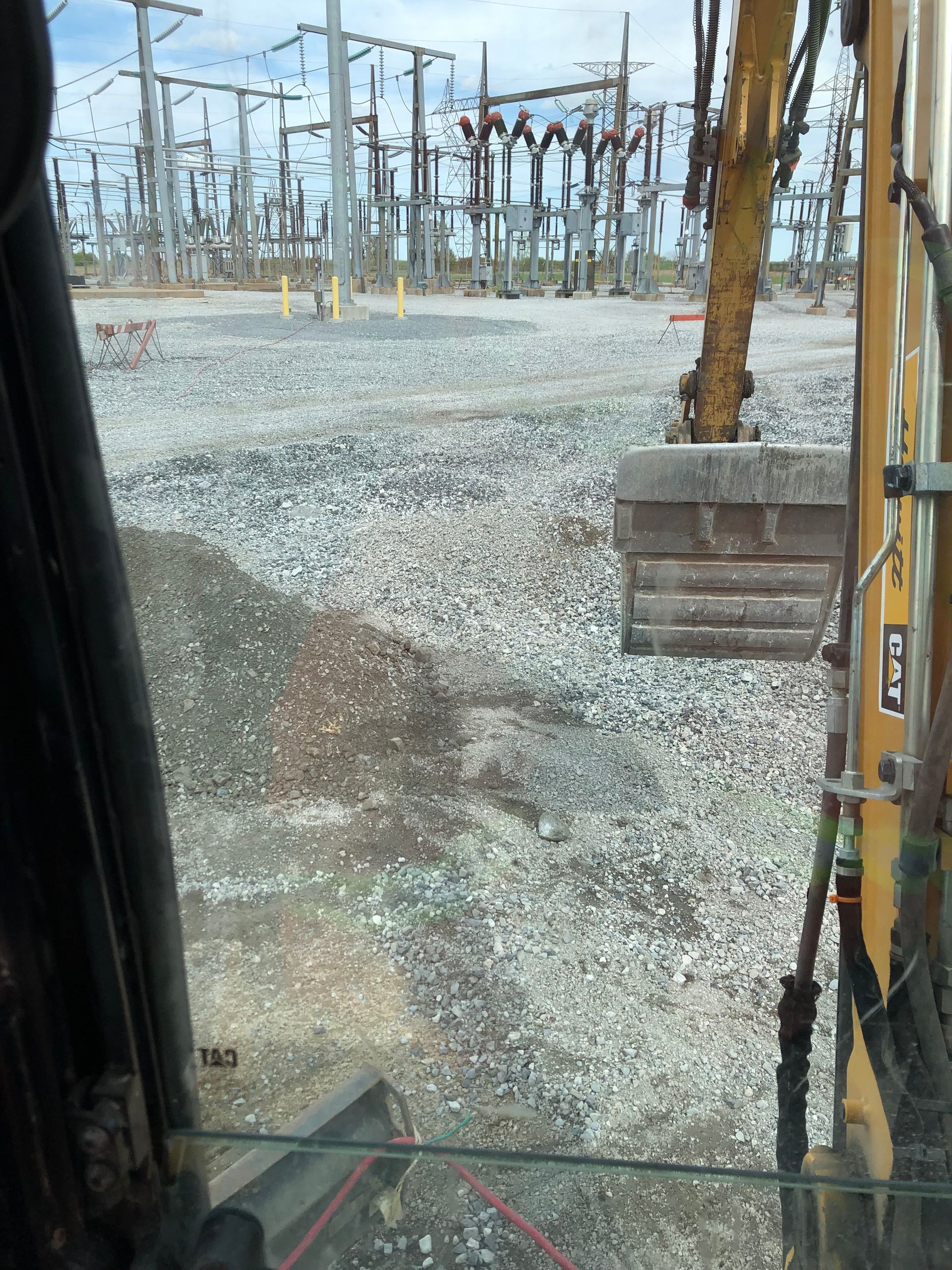 Une vue d'un chantier de construction depuis l'intérieur d'un véhicule