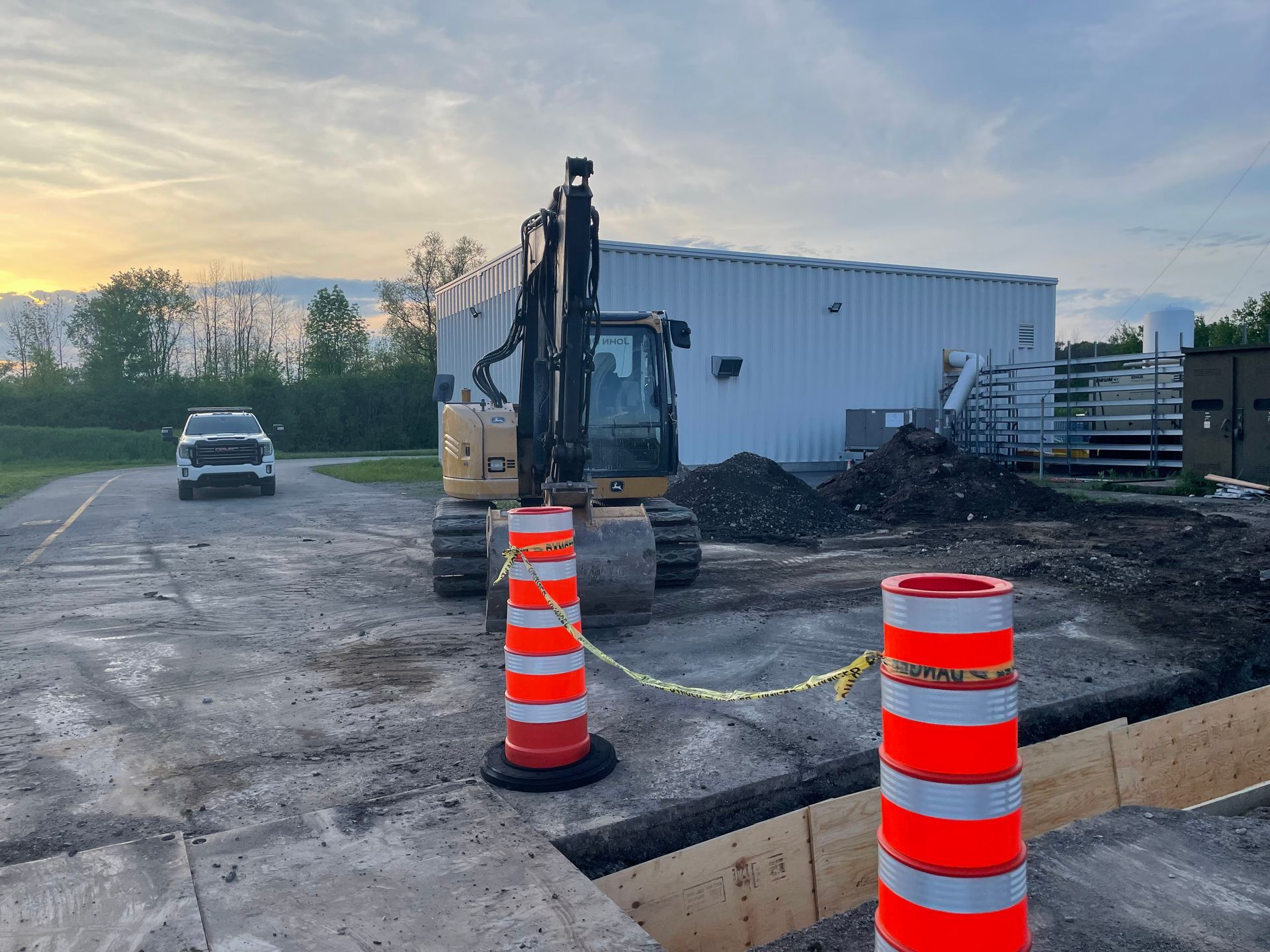 Un chantier de construction avec un bulldozer et des cônes orange.