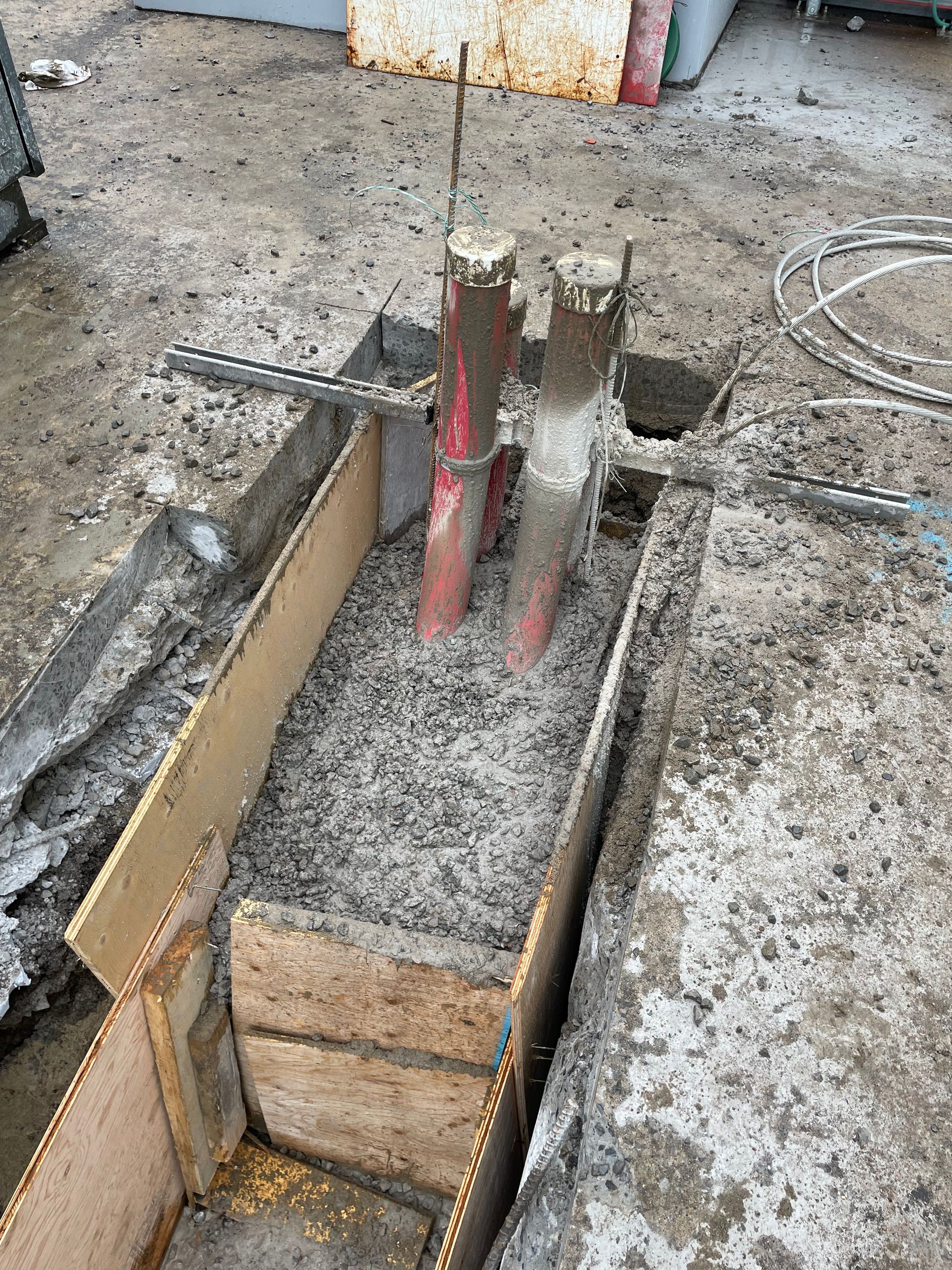 Un tas de béton est coulé dans une caisse en bois.