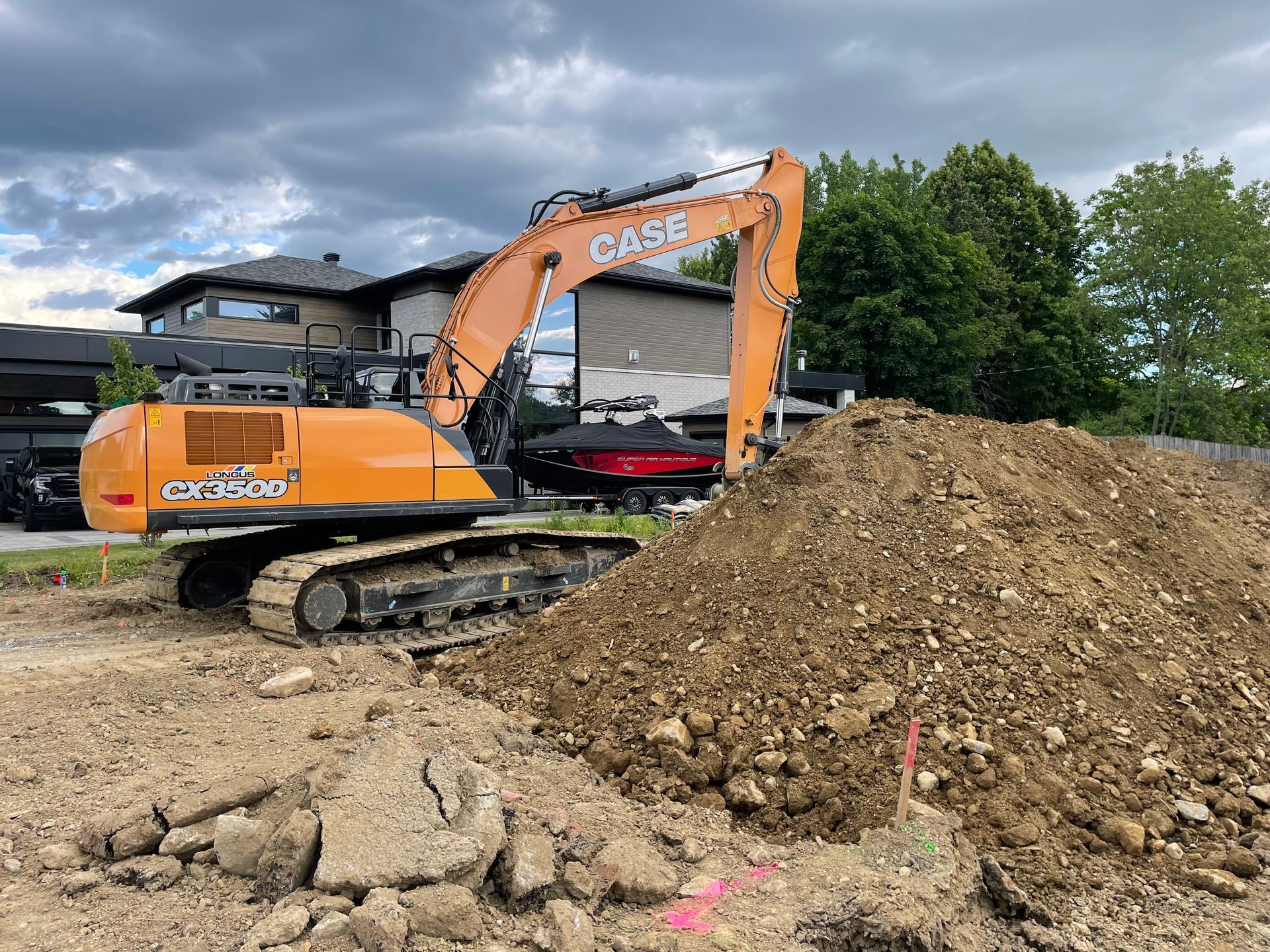 Une grosse excavatrice repose sur un tas de terre.