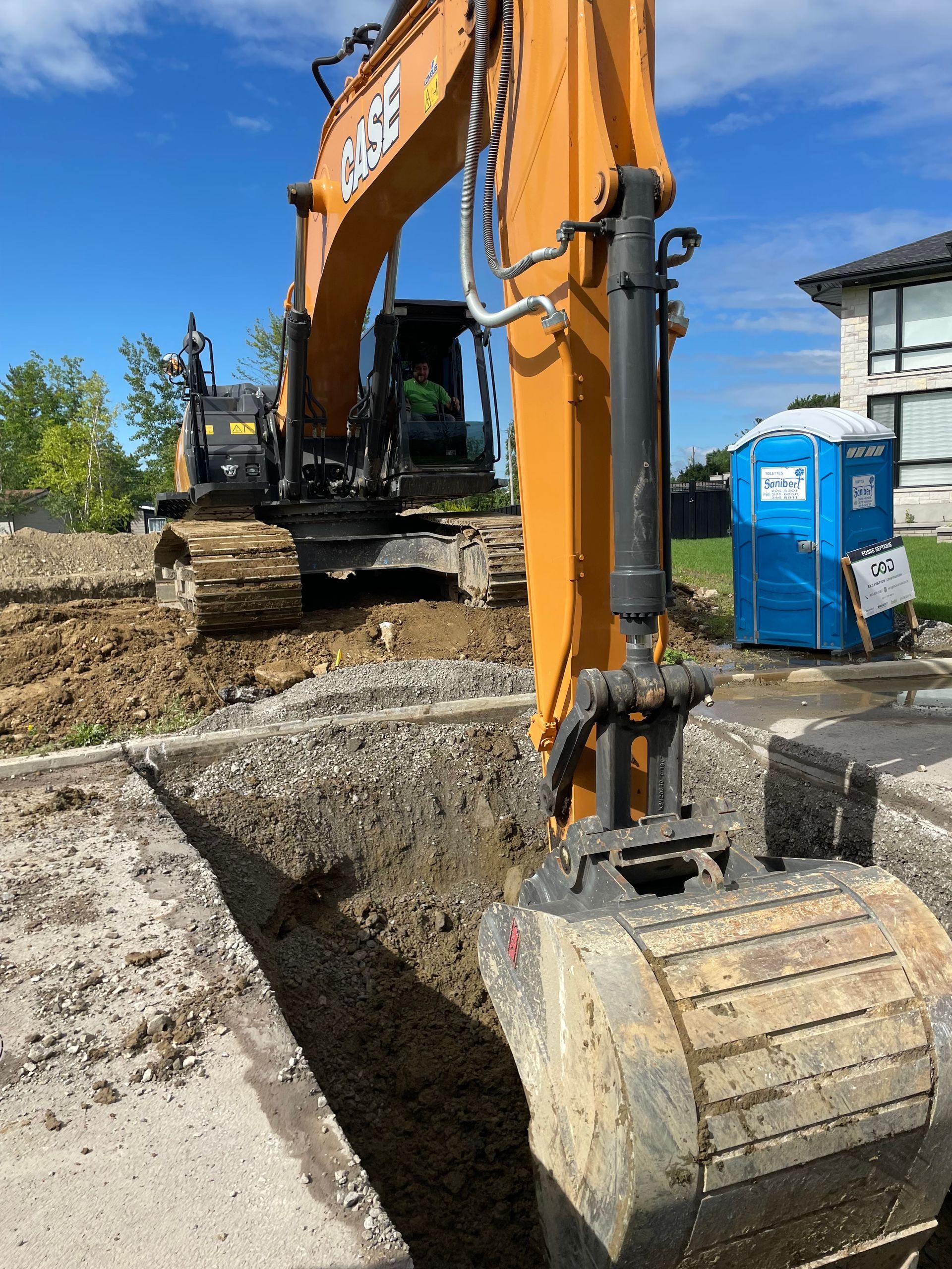 Une excavatrice creuse un trou dans le sol