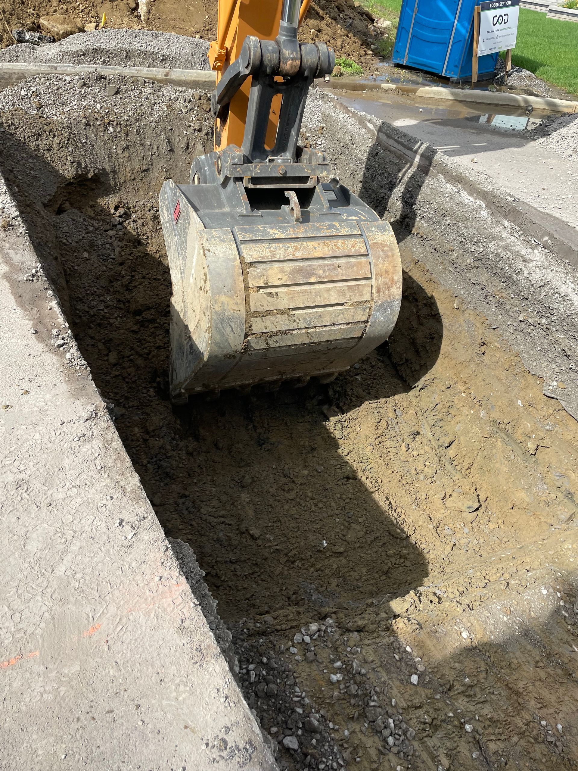 Un bulldozer creuse un trou dans le sol.
