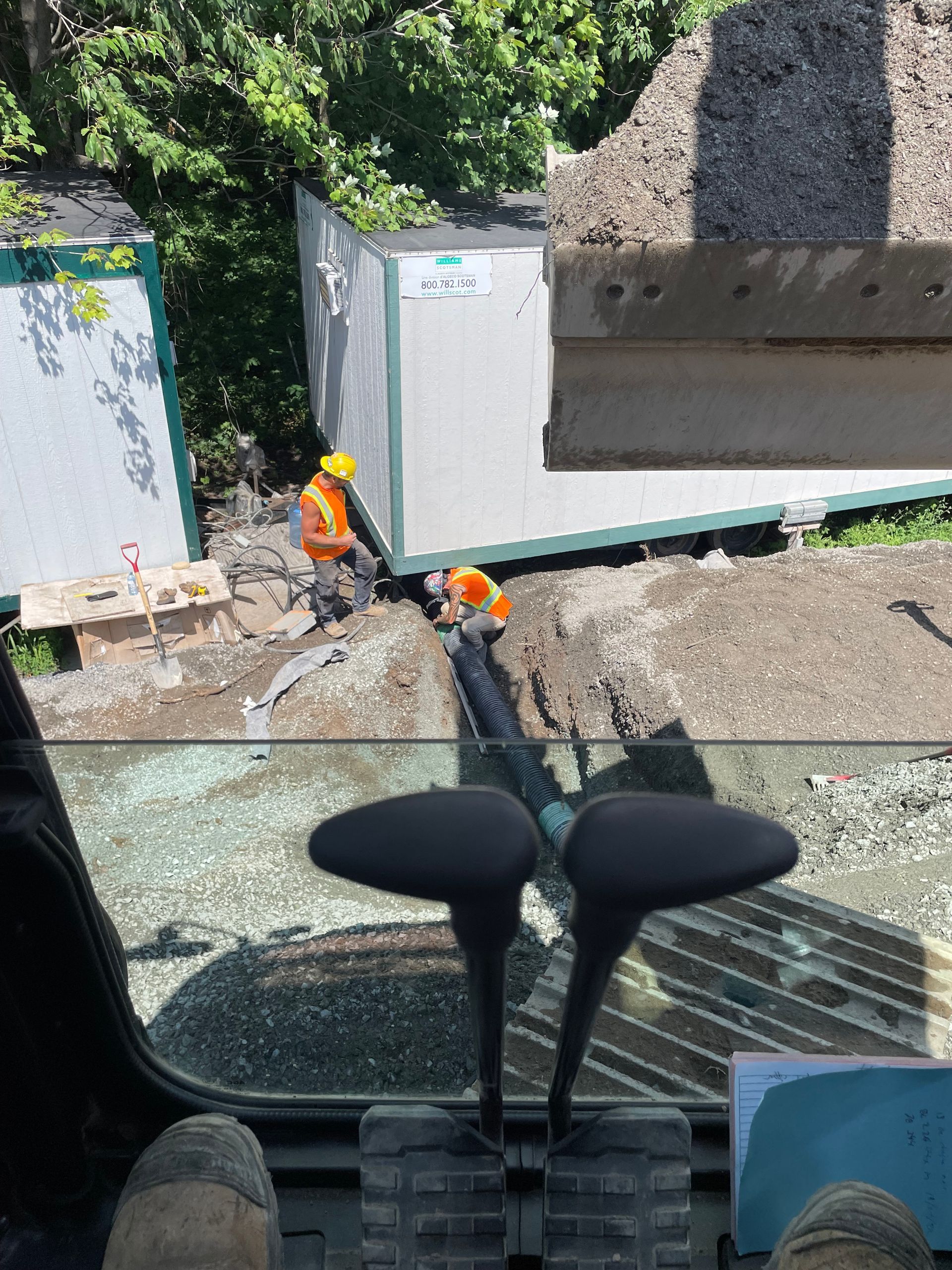 Une vue d'un chantier de construction depuis le siège du conducteur d'un bulldozer.