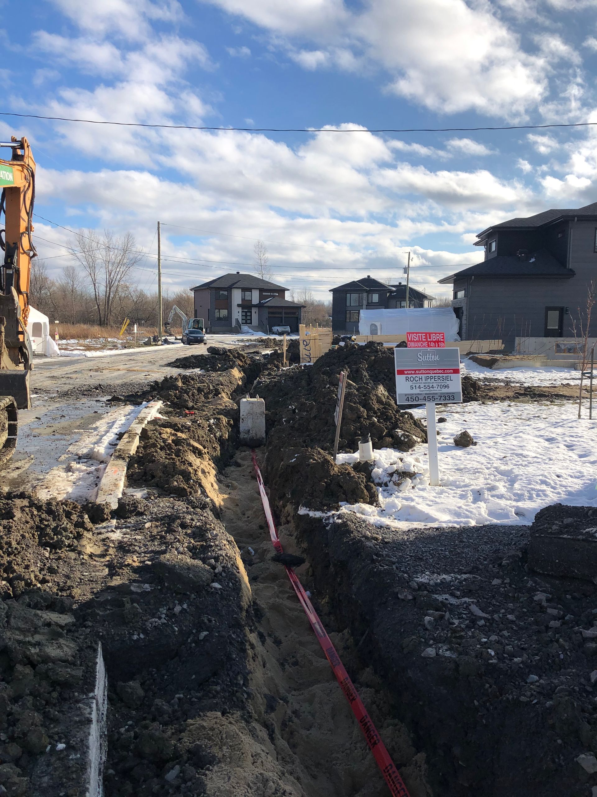 Un chantier de construction avec un panneau à vendre au milieu