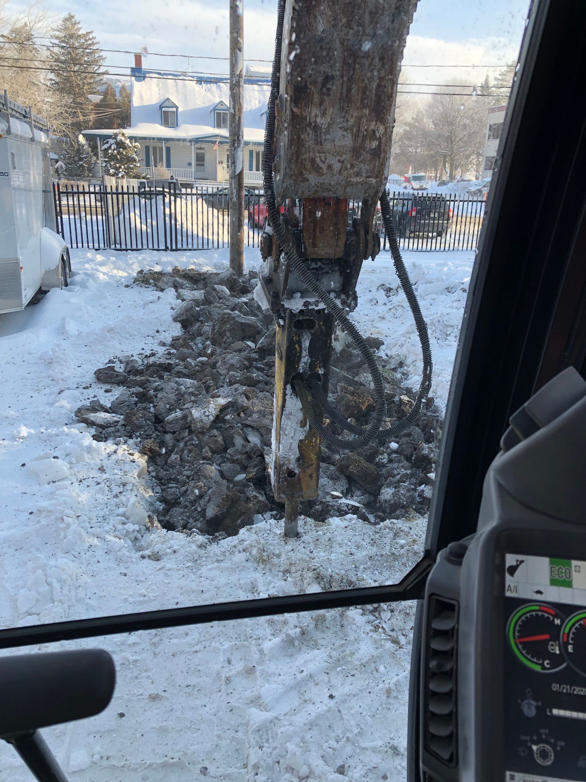 Un tracteur creuse un trou dans la neige.