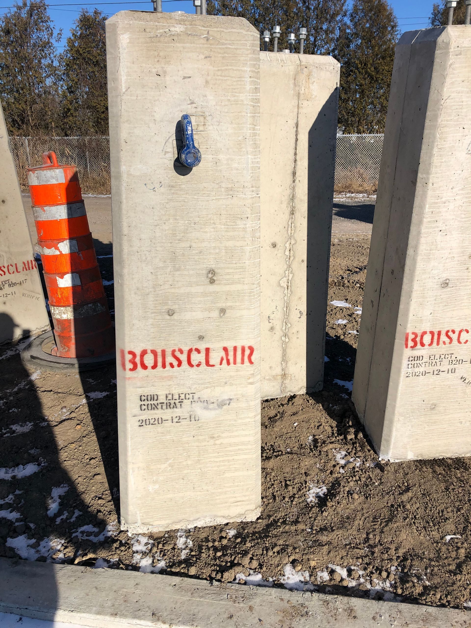Un bloc de béton avec le mot boisclair dessus