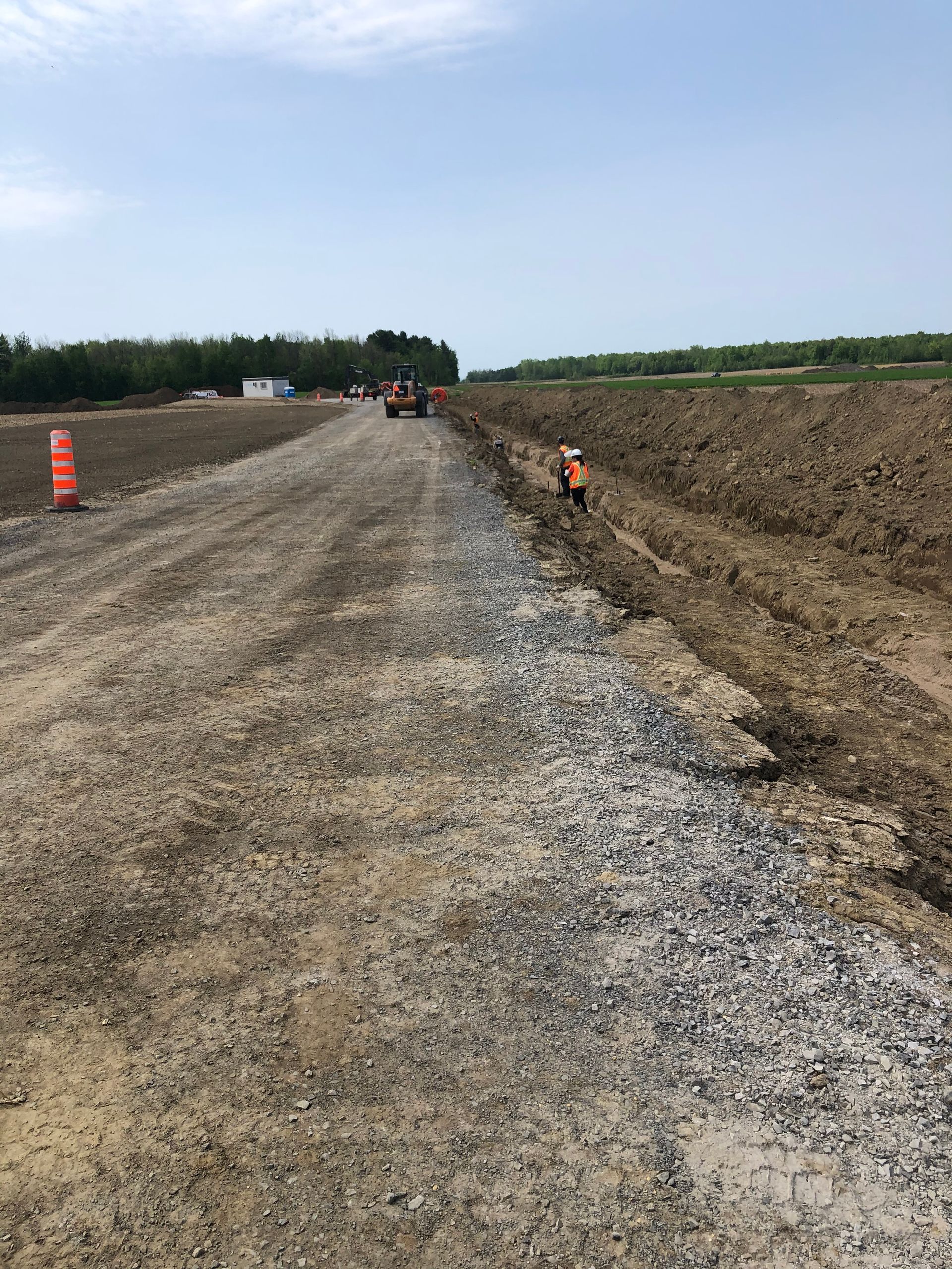 Un chemin de terre est en construction dans un champ.