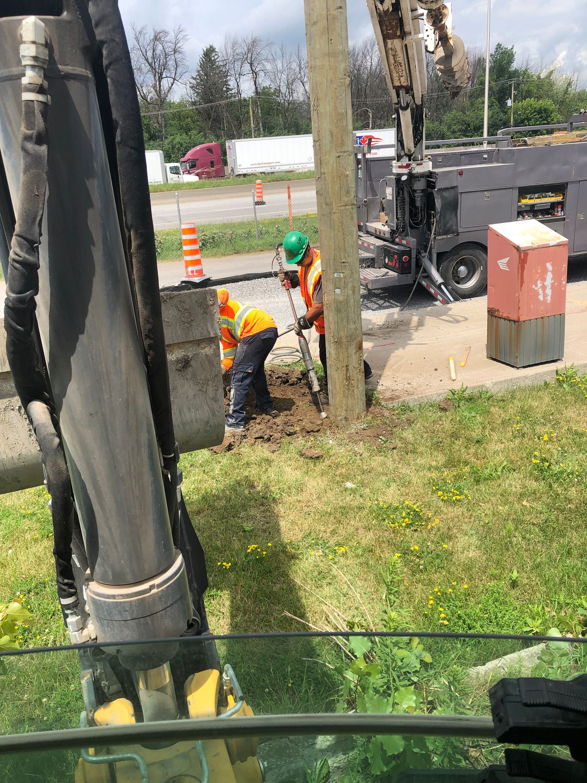 Un groupe d'ouvriers du bâtiment travaillent sur un poteau.