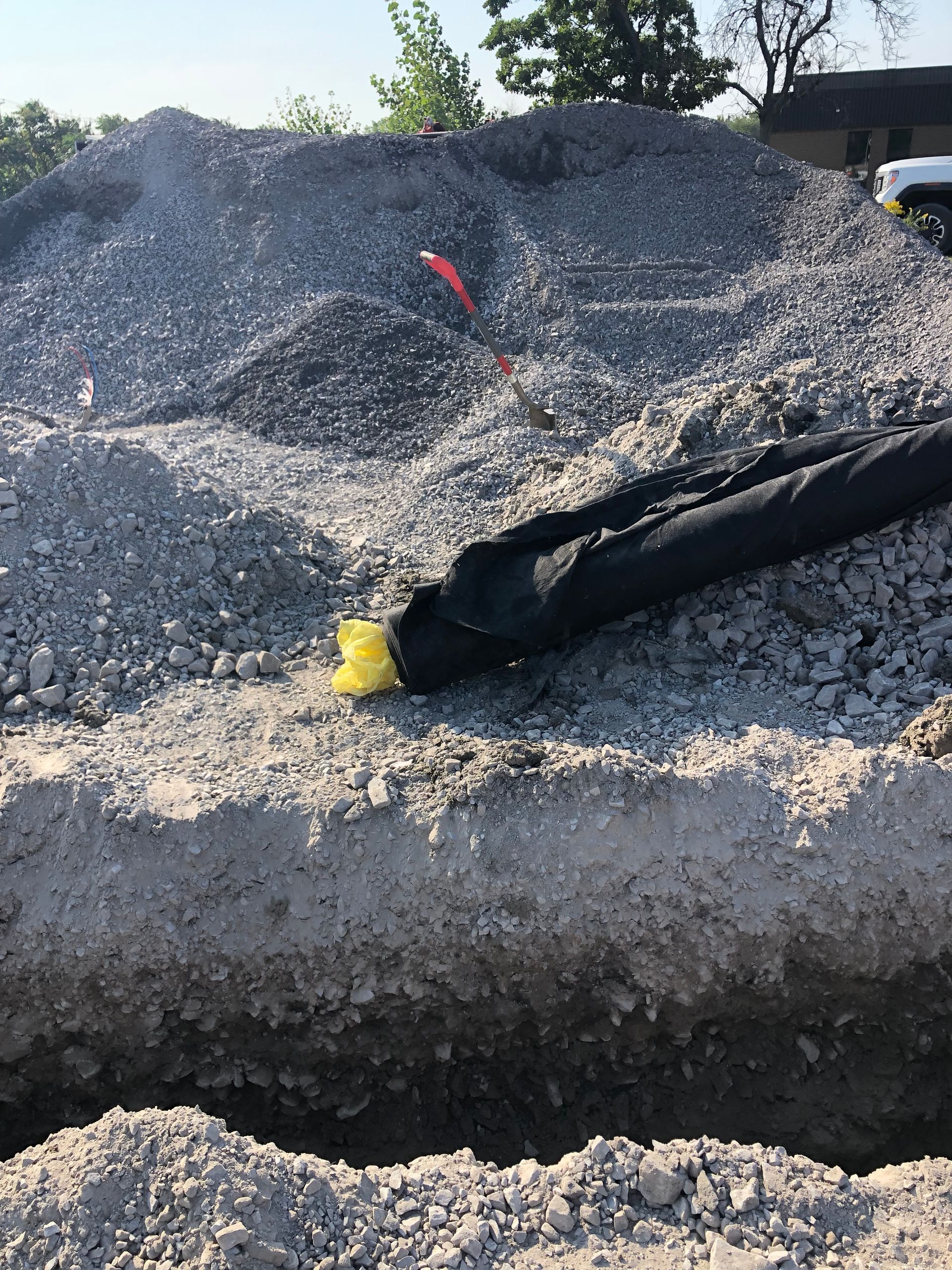 Un tas de gravier avec un objet jaune au milieu
