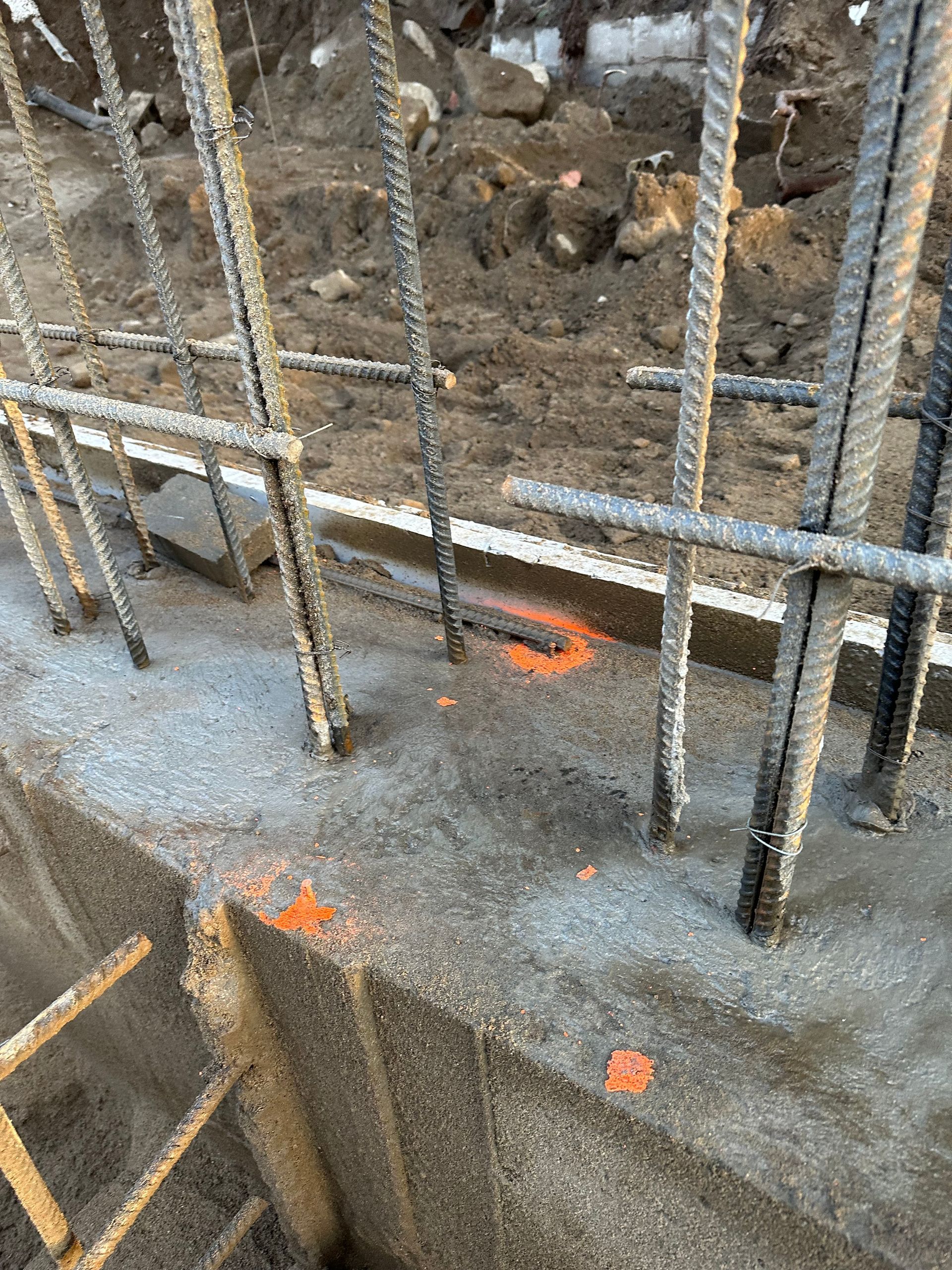 Un chantier avec beaucoup de barres métalliques et de béton.