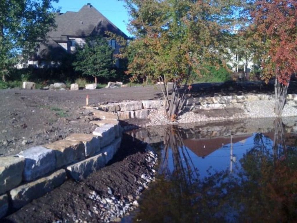 Une maison se reflète dans l'eau d'un étang