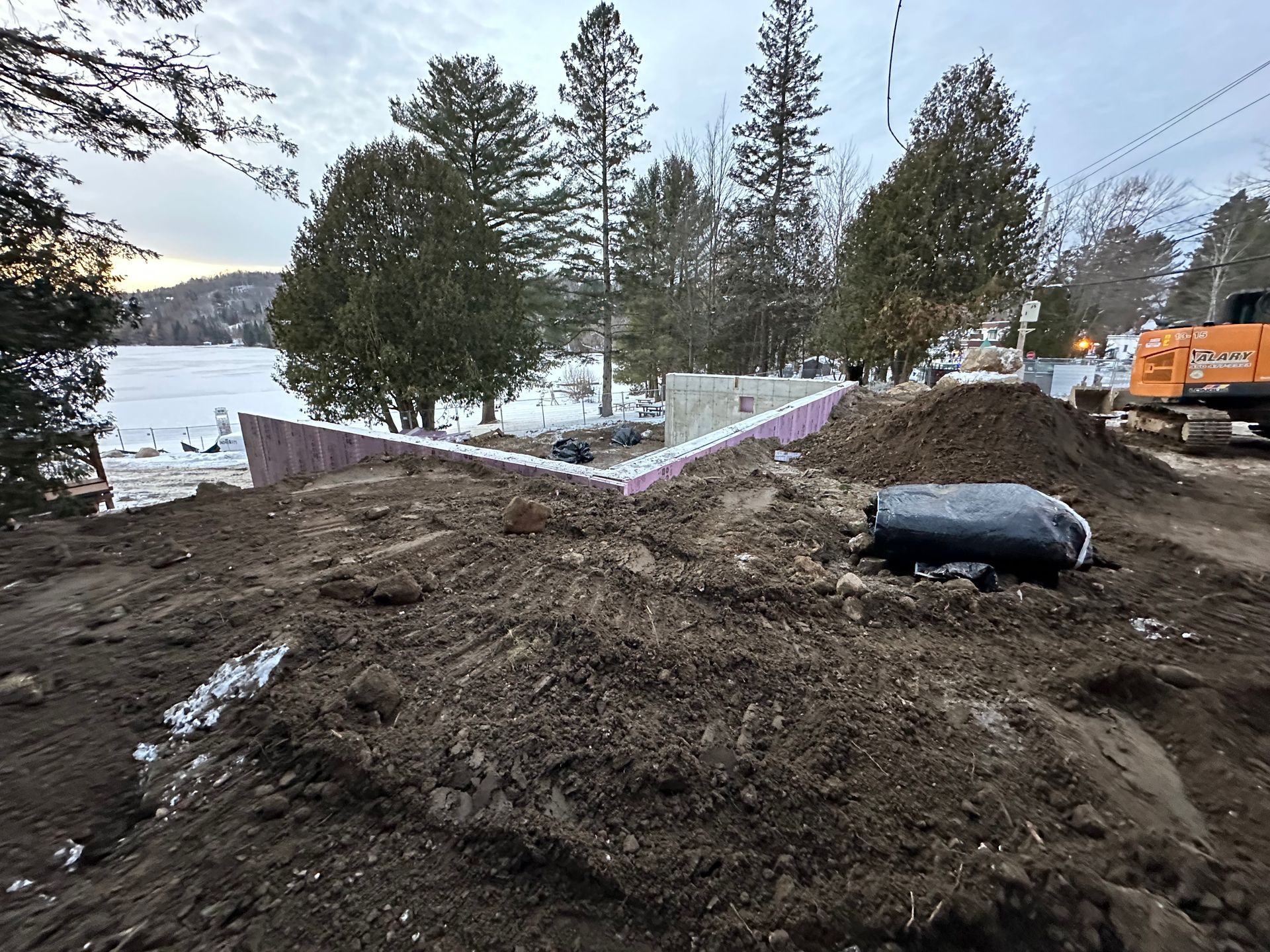 Un gros tas de terre se trouve au sommet d’une colline.