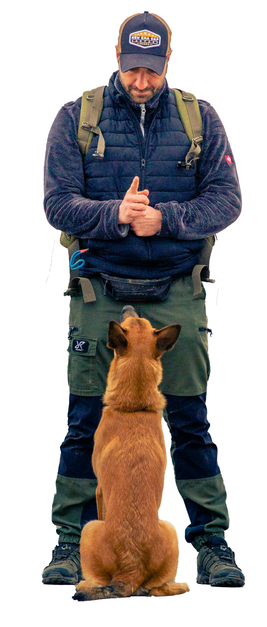 Mexx steht neben einem Hund und trägt eine blaue Hut mit der Aufschrift rescue team