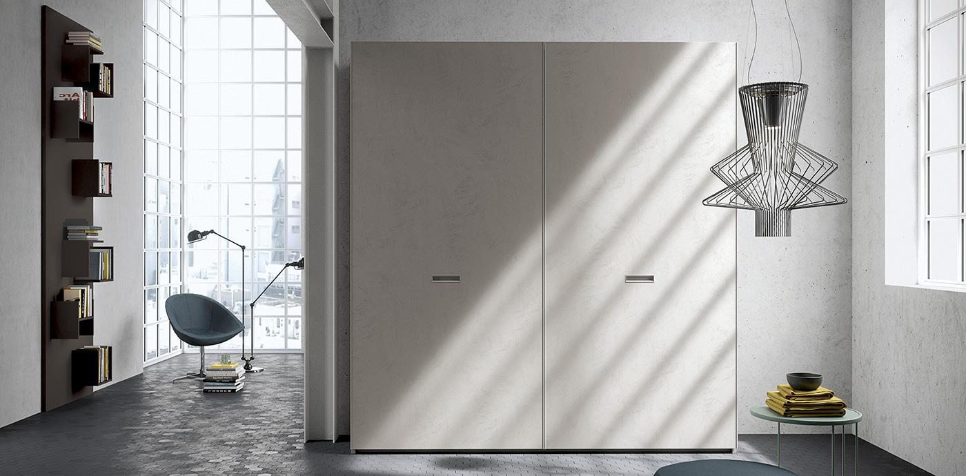 Interni moderni con armadio grigio, finestre alte e lampadario di design.