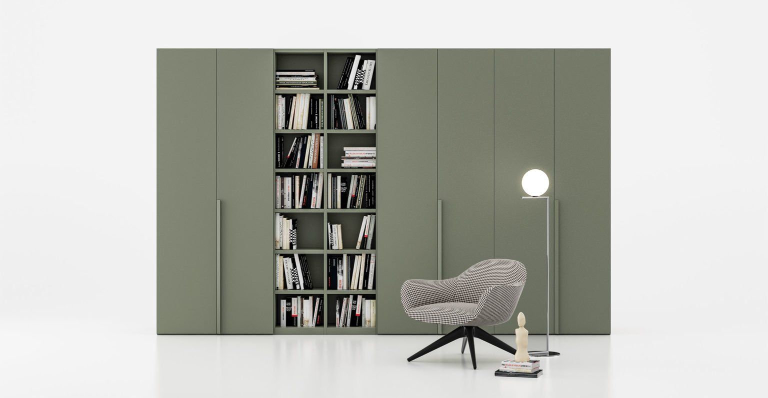 Mobile verde con libreria centrale, sedia e lampada da terra su sfondo bianco.