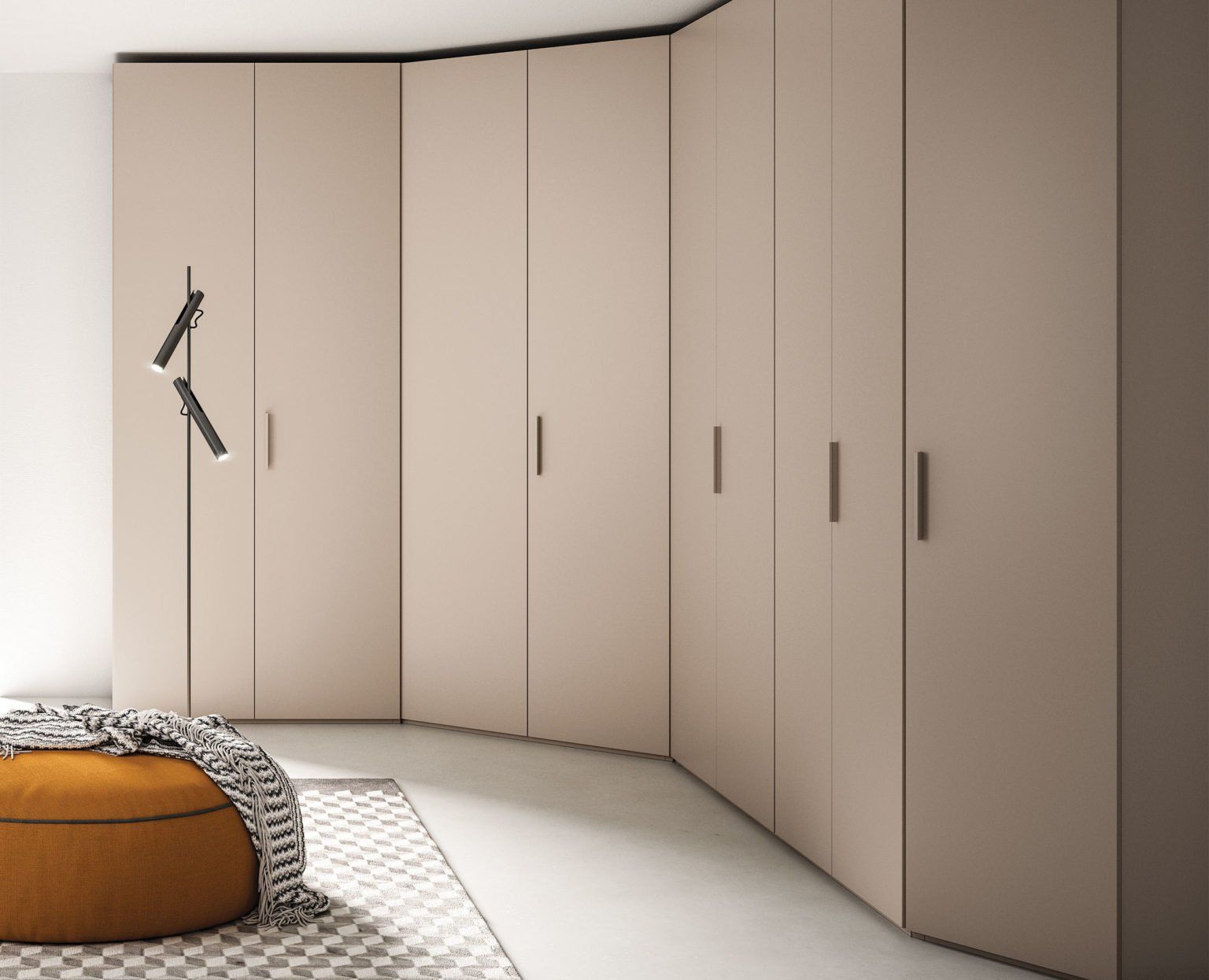 Armadio angolare beige in una stanza con pouf, tappeto e lampada da terra moderna.