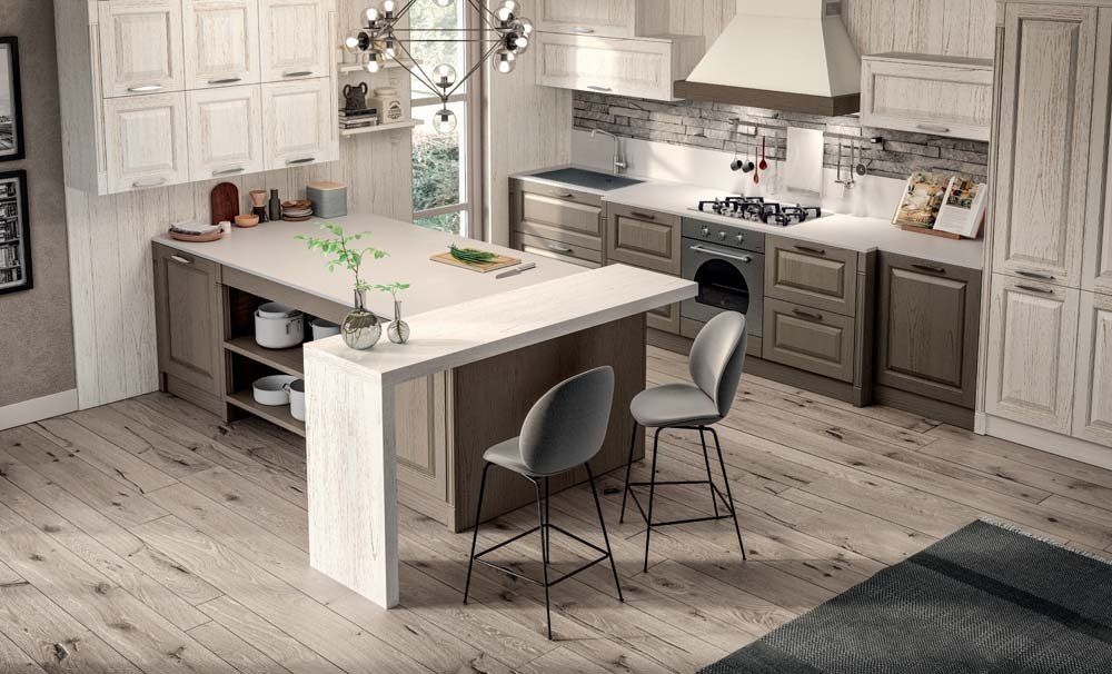 Cucina con isola e sgabelli da bar, pavimenti in legno chiaro, mobili bicolore, finestra ed elettrodomestici.